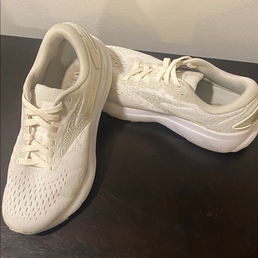 Brooks Ghost 16 Women's White Athletic Shoes size 9.5